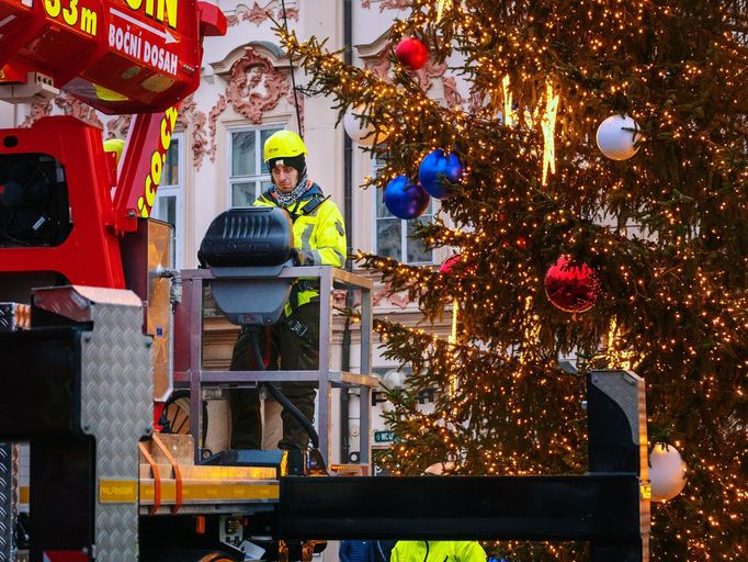 Vánoční Praha 2020: jak se zdobil strom na Staroměstském náměstí