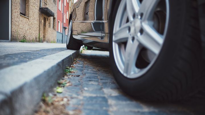 Praha vytahuje do boje proti autům parkujícím na chodnících. Použije zábrany
