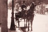 Kočár na bulváru Champs-Elysées (1898). Autorem snímku je Eugene Atget, jeden z legendárních pařížských fotografů na přelomu 19. a 20. století. Jeho tvorba ovlivnila řadu dalších světoznámých autorů. Většina snímků v této galerii pochází právě od Atgeta.