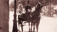 Kočár na bulváru Champs-Elysées (1898). Autorem snímku je Eugene Atget, jeden z legendárních pařížských fotografů na přelomu 19. a 20. století. Jeho tvorba ovlivnila řadu dalších světoznámých autorů. Většina snímků v této galerii pochází právě od Atgeta.