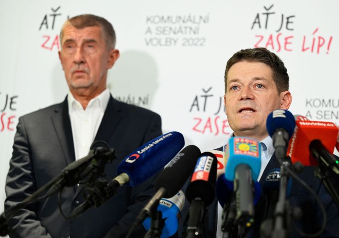 Patrik Nacher (vpravo) se stranickým předsedou Andrejem Babišem ve štábu hnutí ANO při komunálních a senátních volbách 24. září 2022.