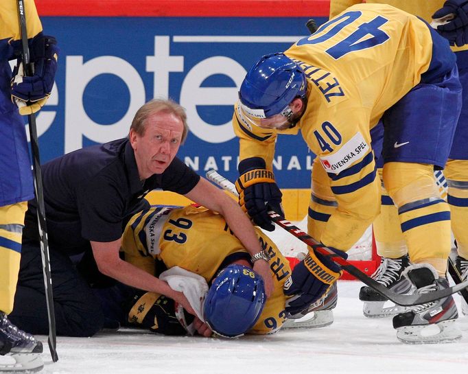 Henrik Zetterberg se sklání nad zraněným Johanem Franzénem