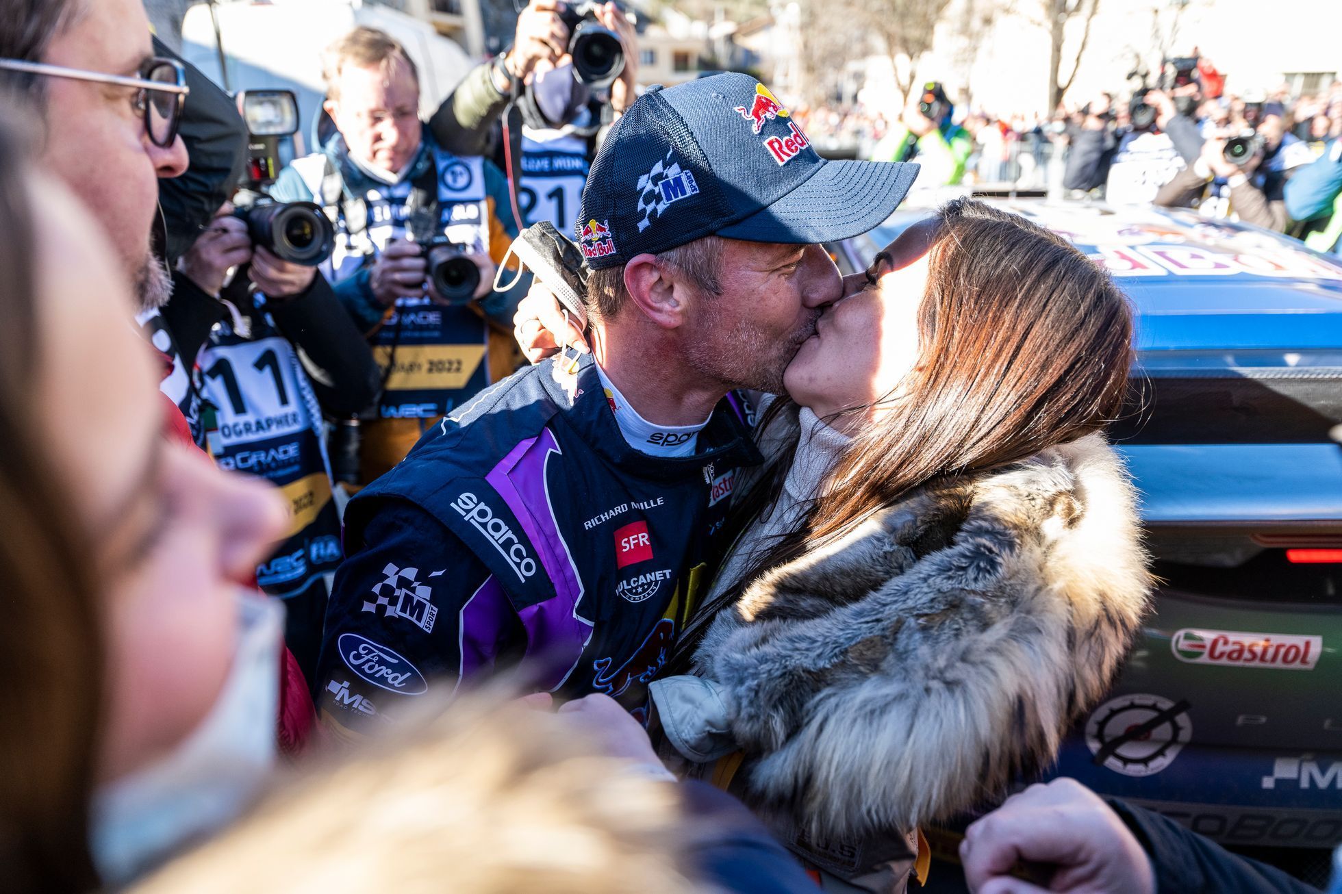 Sébastien Loeb s manželkou v cíli Rallye Monte Carlo 2022