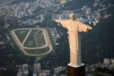 Katolíků je v Brazílii ze všech věřících nejvíce, nicméně země je sekulární republikou, v níž je náboženství odděleno od státu. Za katolíky se samo považuje 64 procent ze 123 milionů Brazilců.