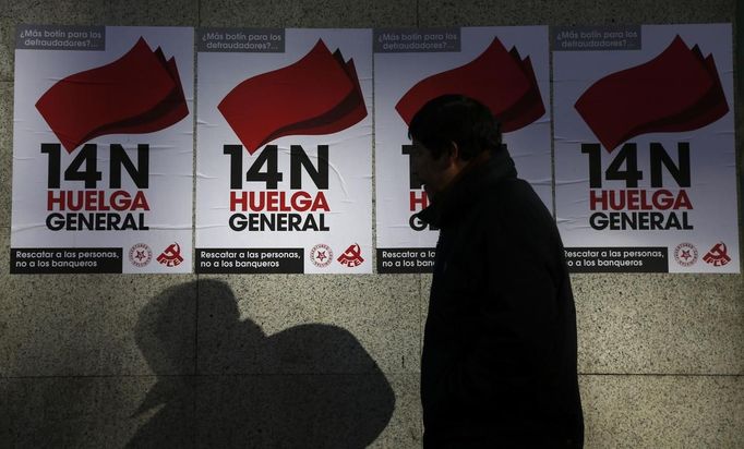 A man walks past posters calling for a general strike in Madrid November 13, 2012. Spain's two largest labour unions has called a general strike on November 14, the second against the conservative government since they took power in December and coinciding with industrial action in Portugal on the same day. REUTERS/Sergio Perez (SPAIN - Tags: BUSINESS EMPLOYMENT POLITICS CIVIL UNREST) Published: Lis. 13, 2012, 10:53 dop.