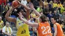 Euroliga, USK Praha- Schio: Kia Vaughnová - Kathrin Ressová