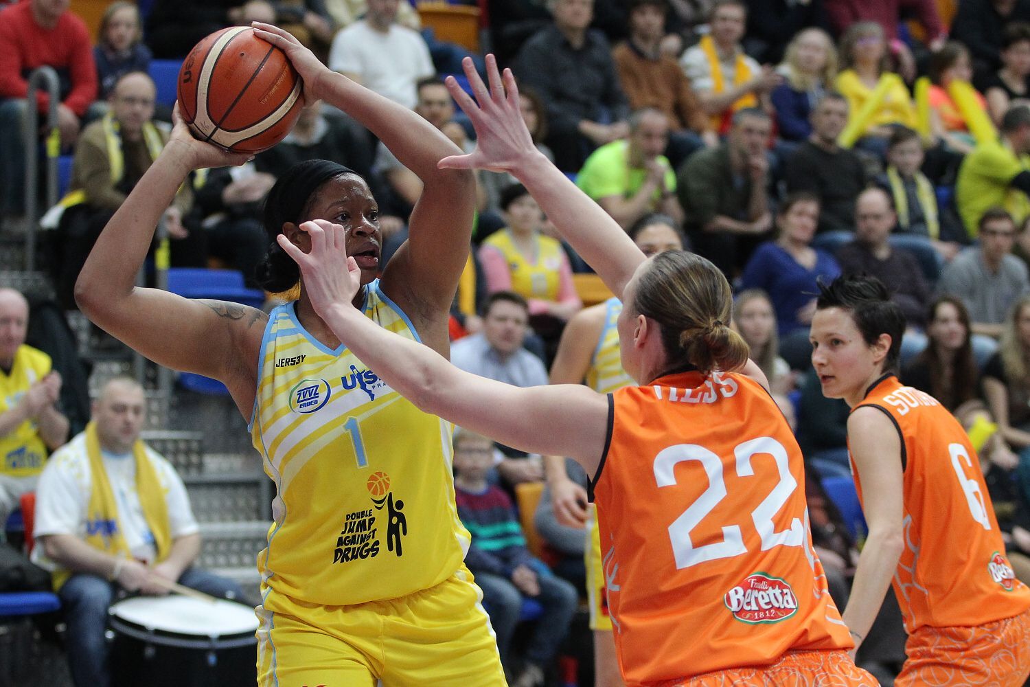 Euroliga, USK Praha- Schio: Kia Vaughnová - Kathrin Ressová