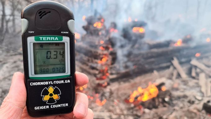 Úroveň radiace u Černobylu, kde hoří les.