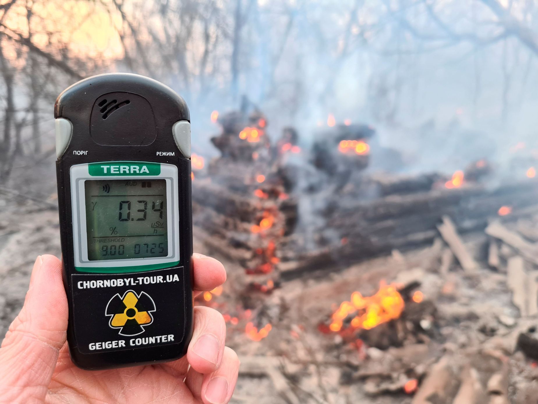 Úroveň radiace u Černobylu, kde hoří les.