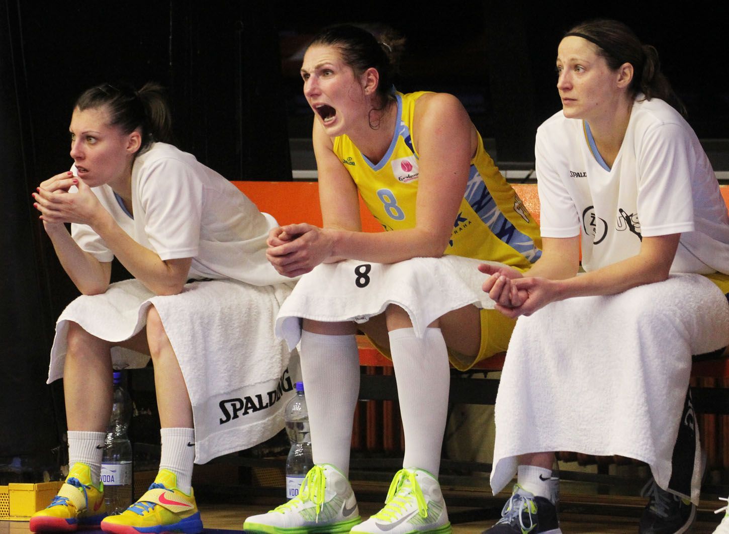 Basketbalistka ZVVZ USK Praha Ilona Burgrová (uprostřed) povzbuzuje spoluhráčky v utkání 1. kola Evropské ligy proti Salamance.
