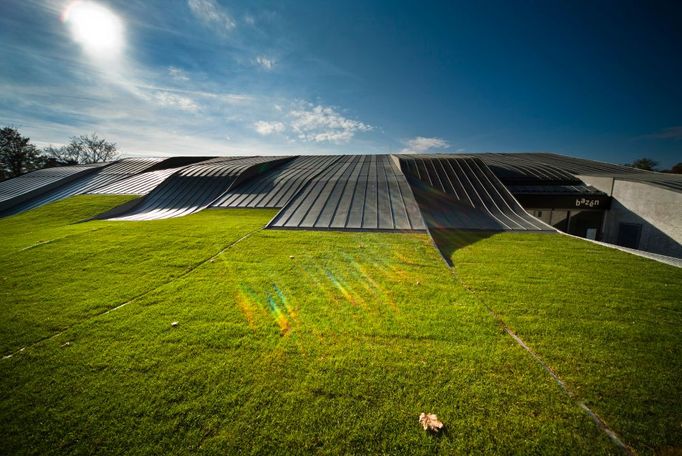 Litomyšl je kvetoucí, ambiciózní a po právu sebevědomé město. Svůj podíl na tom mají i Architekti DRNH, Antonín Novák, Petr Valenta, Radovan Smejkal a Radek Štefka, kteří navrhli krytý plavecký bazén, jež od svého dokončení sklidil velkou pozornost a cenu v kategorii Novostavba v Grand Prix Obce architektů 2011.