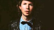 BECK je vedle Radiohead jedním z mála interpretů, kteří v devadesátých letech platili za nositele inovativní energie a tuto pověst ani v současnosti neztratili. Jeho dvanácté album Morning Phase by mělo vytvořit určité duo z deskou Sea Change z roku 2002. Zcela logicky pak lze z této informace vyvozovat, že jeho nadcházející album nebude tolik experimentovat a nabídne spíše čistě písničkový zážitek. Toto východisko nemusí být nutně znakem kreativního ústupku. Beck totiž již v minulosti ukázal, že je silný nejen jako žánrový chameleón, ale také jako písničkář. Morning Phase vyjde 14. února.