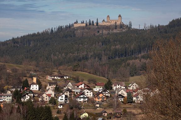 Hrad Kašperk, hlavní turistický cíl v okolí.