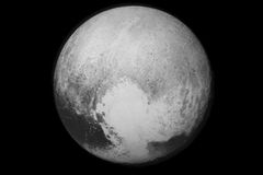 Nové snímky Pluta: Na planetě jsou obrovské ledové pláně