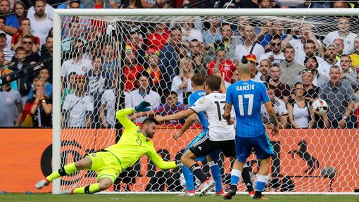 Euro 2016, Německo-Slovensko: Mario Gómez dává gól na 2:0