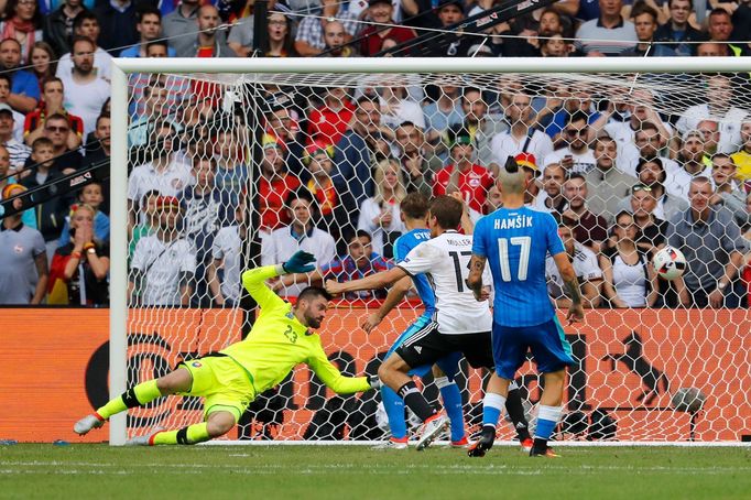 Euro 2016, Německo-Slovensko: Mario Gómez dává gól na 2:0