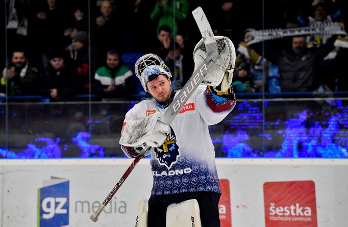 33. kolo hokejové extraligy 2019/20, Kladno - Liberec: Kladenský brankář Denis Godla oslavuje výhru 2:0.