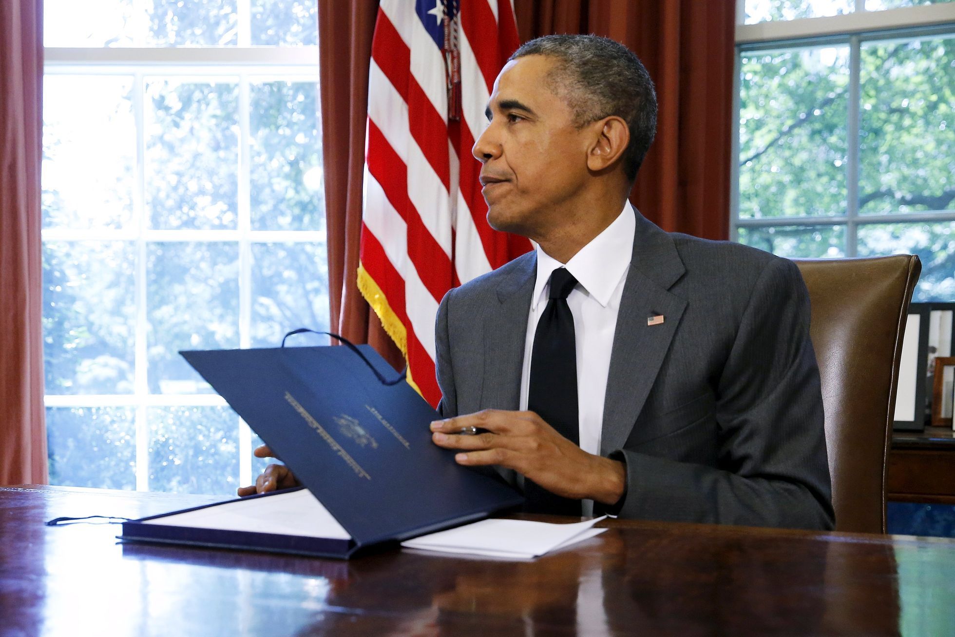 Barack Obama podepisuje zákon.