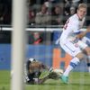Český fotbalista Matěj Vydra v šanci před Nikolajem Mihajlovem v utkání kvalifikace MS 2014 proti Bulharsku.