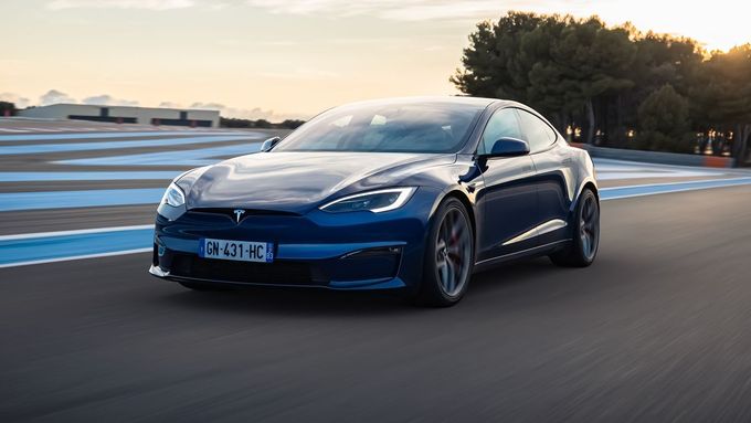 Tesla Model S zlevnila, stojí méně než 2,3 milionu korun.