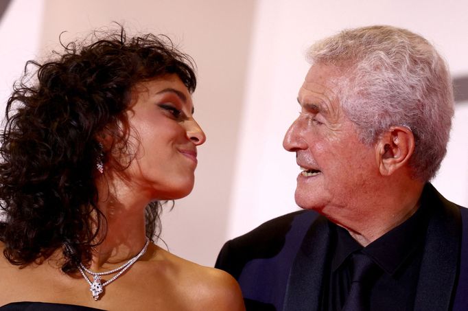 Claude Lelouch se zpěvačkou Barbarou Pravi na benátském festivalu.