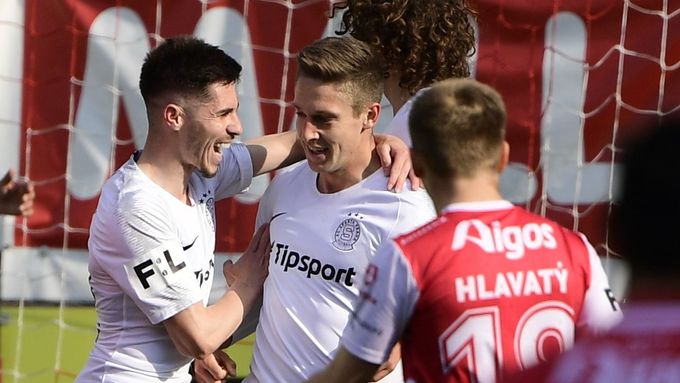 Tomáš Wiesner a Srdjan Plavšič slaví branku v zápase s Pardubicemi