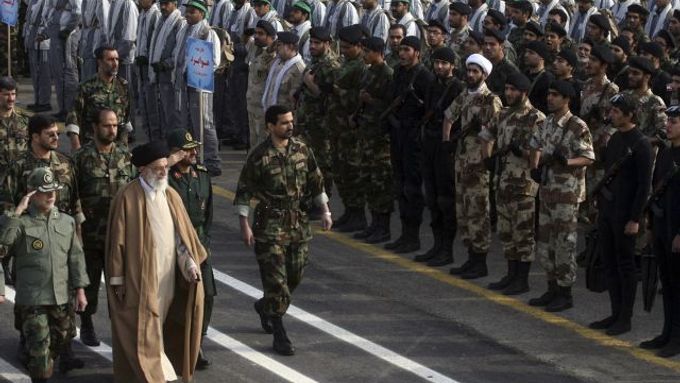 Náboženský vůdce Íránu Chameneí a vojáci Revoluční gardy. Ilustrační foto.