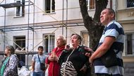 Lvov, obyvatelé postávají před domem zasaženým ruským dronem, atmosféra je poznamenaná nejistotou a strachem.