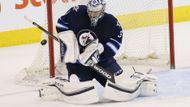 Ondřej Pavelec (Winnipeg Jets) si na konci listopadu zvrtl kotník, což nakonec zredukovalo počet zápasů, které odehrál, na pouhých 33. Za děravou obranou Jets mu průměr klesl na 2,78 a úspěšnost se sotva přehoupla přes devadesát procent (90,4). Na MS nicméně nepřijede, ač dochytal v pohodě konec základní části. Při zdravotní prohlídce jej týmoví lékaři přesvědčili, že zraněné koleno vyžaduje klid a léčení.