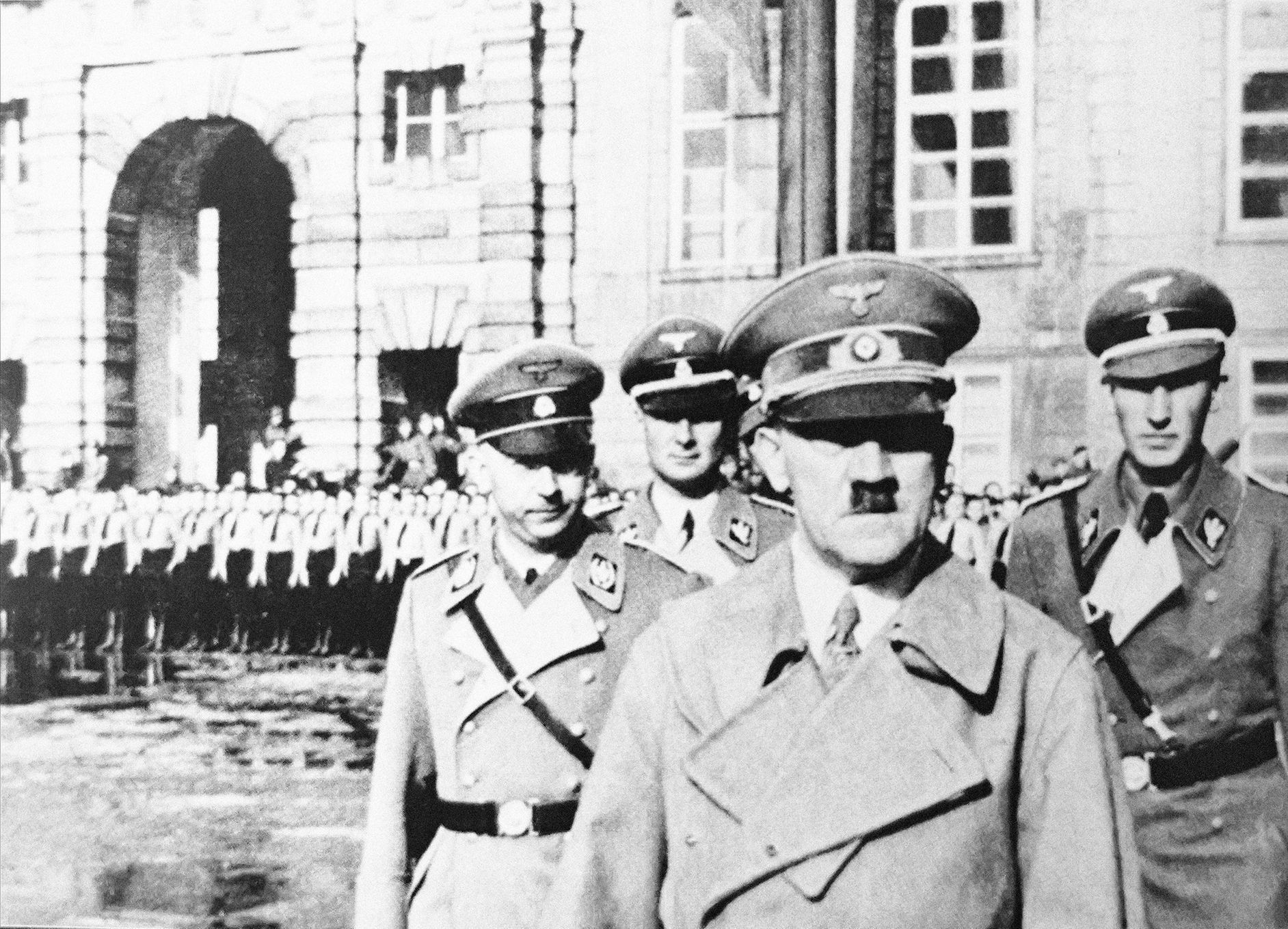 Jednorázové užití / Fotogalerie / 75 let od sebevraždy HH / Čv