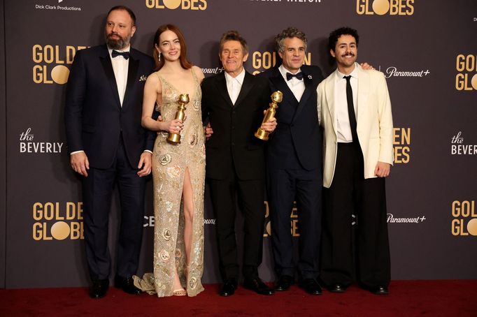 Yorgos Lanthimos, Emma Stone, Willem Dafoe, Mark Ruffalo a Ramy Youssef jako štáb vítězné komedie Chudáčci.