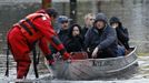 Residents are rescued by emergency personnel from flood waters brought on by Hurricane Sandy in Little Ferry, New Jersey, October 30, 2012. Millions of people across the eastern United States awoke on Tuesday to scenes of destruction wrought by monster storm Sandy, which knocked out power to huge swathes of the nation's most densely populated region, swamped New York's subway system and submerged streets in Manhattan's financial district. REUTERS/Adam Hunger (UNITED STATES - Tags: DISASTER ENVIRONMENT) Published: Říj. 30, 2012, 1:34 odp.