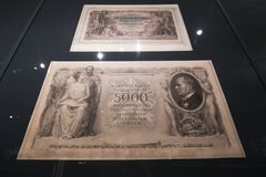 Od bankovek až k digitalizaci: Jak proběhlo 1000 let s papírovými penězi