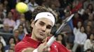 Světová tenisová jednička Roger Federer v exhibičním zápase proti Petu Samprasovi.