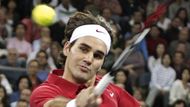 Světová tenisová jednička Roger Federer v exhibičním zápase proti Petu Samprasovi.