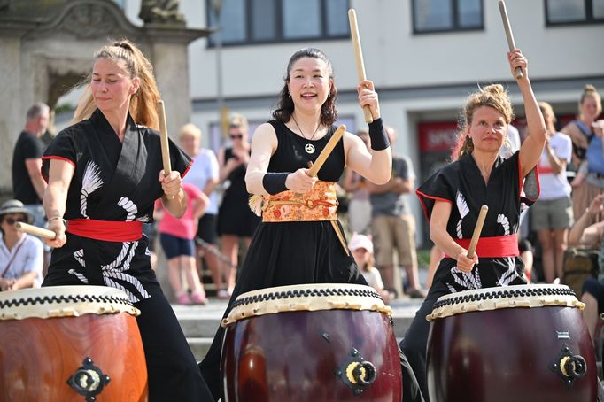 Vystoupení japonské bubenice Mihoko Umemury alias Ume se skupinou Wadaiko YosaYosa.