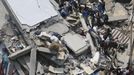 People rescue garment workers trapped under rubble at the Rana Plaza building after it collapsed, in Savar, 30 km (19 miles) outside Dhaka April 24, 2013. An eight-storey block housing garment factories and a shopping centre collapsed on the outskirts of the Bangladeshi capital on Wednesday, killing at least 25 people and injuring more than 500, the Ntv television news channel reported. REUTERS/Andrew Biraj (BANGLADESH - Tags: DISASTER BUSINESS) T Published: Dub. 24, 2013, 6:02 odp.