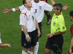 Anglický útočník Wayne Rooney dostává červenou kartu za šlápnutí na Ricarda Carvalha.