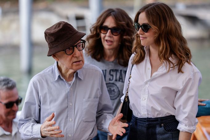 Herečky Lou de Laâge (vpravo) a Valérie Lemercier (vzadu) s Woodym Allenem na benátském festivalu.