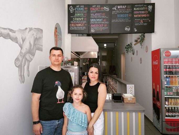 Do Česka přijel s ženou a dcerou minulý rok v březnu a před měsícem otevřeli ve Vsetíně vlastní bistro s hot dogy.