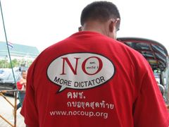 Thajci si letos v referendu odsouhlasili novou ústavu. Část veřejnosti proti ní protestovala v obavách, že si v ní armáda vytváří možnost trvalého vlivu na politiku