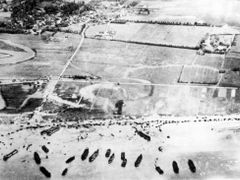 Vylodění v Normandii: Letecký snímek jedné z vyloďovacích pláží v době invaze