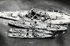 Obě strany ale zaznamenaly velký počet obětí i významné ztráty vojenské techniky. Fotografie zachycuje poškozené americké torpédoborce.