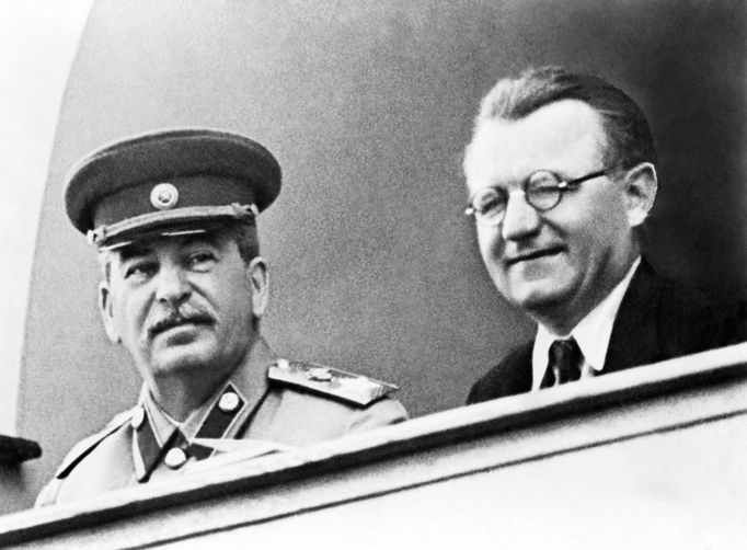 Josif Vissarionovič Stalin a předseda československé vlády Klement Gottwald na tribuně moskevského stadionu Dynamo, 1946.