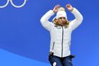 Šokující vítězka superobřího slalomu Ester Ledecká měla při přebírání zlaté olympijské medaile v Pchjongčchnagu dojetím vlhké oči.