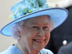 Královna Alžběta II. při příjezdu do nového vysílacího centra BBC v Londýně. To slavnostně otevřela.