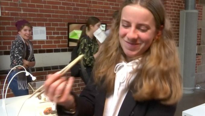 Mrtvé myši ve víně, červi v sýru, penis z býka. V Malmö otevřeli Muzeum nechutného jídla. Návštěvníkům místo vstupenky dávají sáček na zvracení.