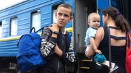 4. 8. 2022: Uprchlíci čekají na evakuaci na nádraží v ukrajinském Pokrovsku, poslední železniční stanici Doněcké oblasti.