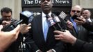 Detroit's Emergency Financial Manager Kevyn Orr talks to members of the media outside the Detroit Newspapers building in Detroit, Michigan in this file photo taken May 13, 2013. The city of Detroit is in final preparations to file for federal bankruptcy as early as Friday morning, the Detroit Free Press reported on Thursday, citing several unnamed sources. REUTERS/ Rebecca Cook (UNITED STATES - Tags: BUSINESS EMPLOYMENT POLITICS) Published: Čec. 18, 2013, 8:20 odp.