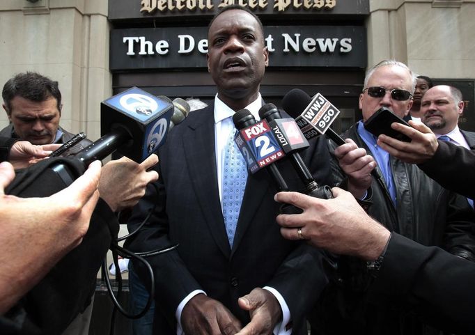 Detroit's Emergency Financial Manager Kevyn Orr talks to members of the media outside the Detroit Newspapers building in Detroit, Michigan in this file photo taken May 13, 2013. The city of Detroit is in final preparations to file for federal bankruptcy as early as Friday morning, the Detroit Free Press reported on Thursday, citing several unnamed sources. REUTERS/ Rebecca Cook (UNITED STATES - Tags: BUSINESS EMPLOYMENT POLITICS) Published: Čec. 18, 2013, 8:20 odp.